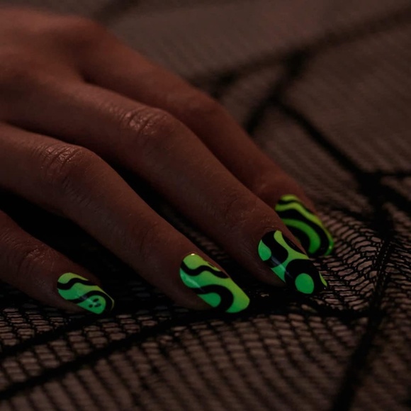 Feeling Fab-boo-lous 💅✨ Color STREET - Sealed Long Lasting Nail Polish Strips - Picture 2 of 9